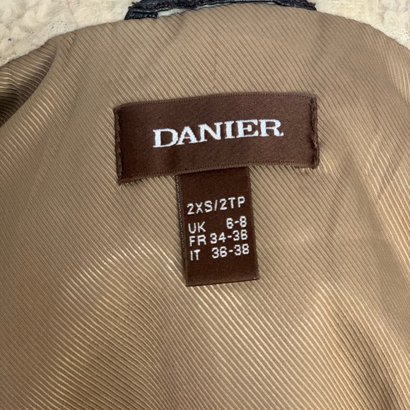 Danier fitted leather bomber jacket - Picture 5 of 5